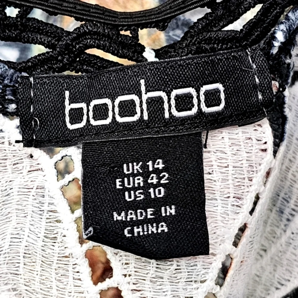 Nwot Boohoo Crochet  Cutout Floral Lace Puff Sleeve Dress - Picture 4 of 17